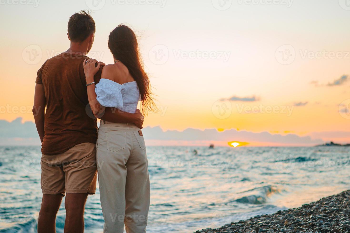 junges Paar am weißen Strand während der Sommerferien. foto