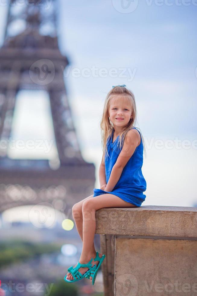 süßes kleines mädchen in paris hintergrund der eiffelturm während der sommerferien foto