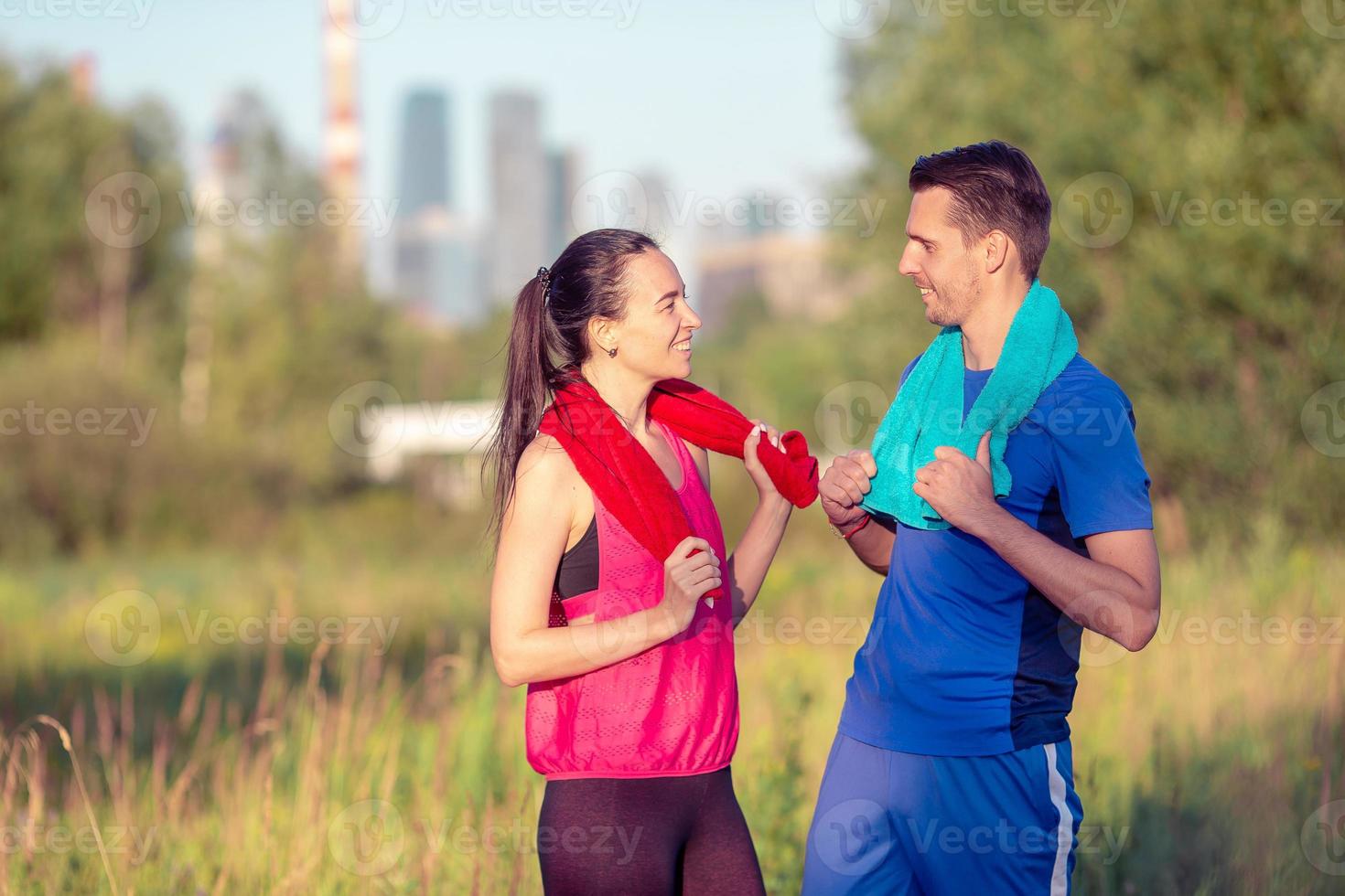 aktives sportliches paar, das im park läuft. Gesundheit und Fitness. foto