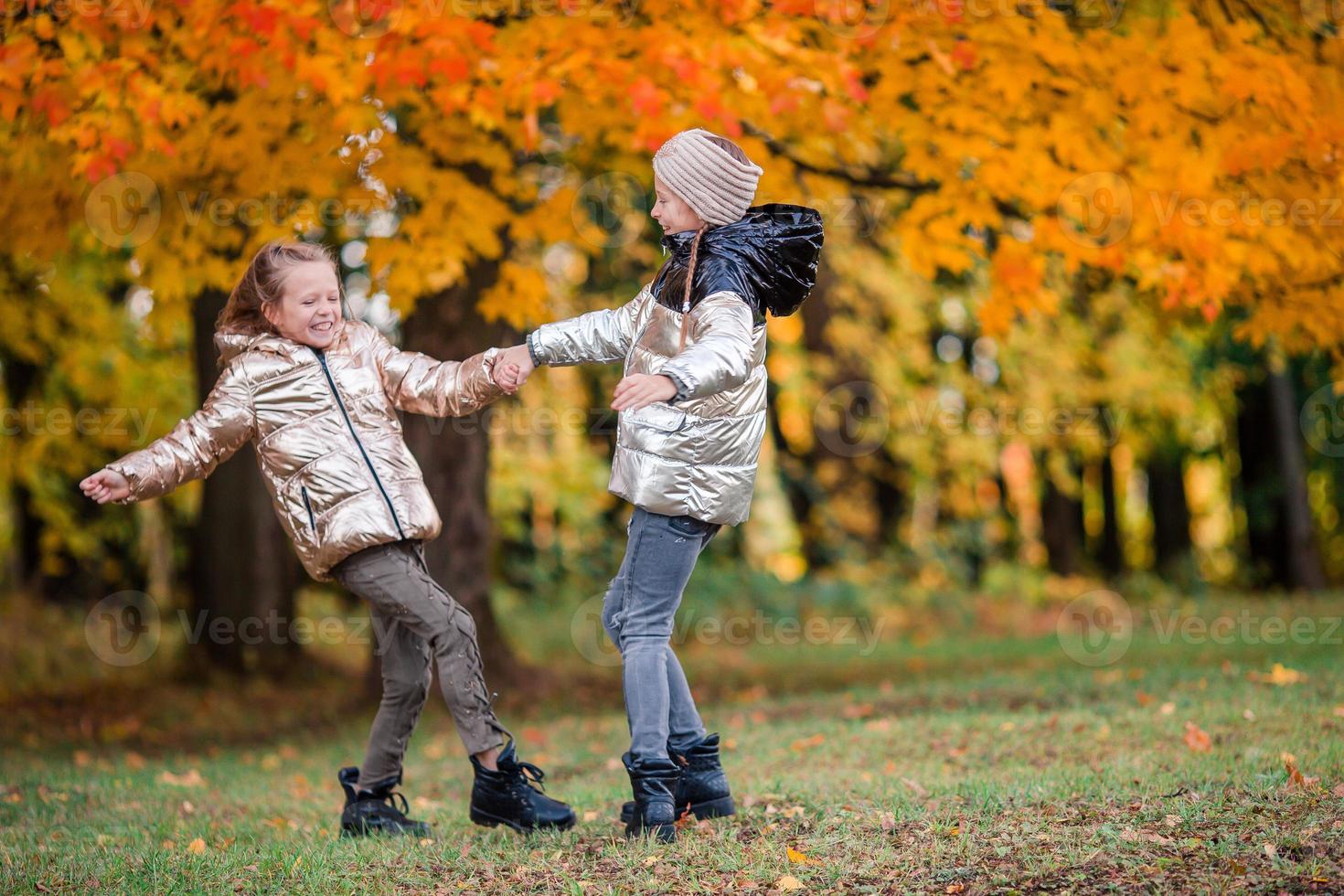 Kleine entzückende Mädchen am warmen sonnigen Herbsttag im Freien foto