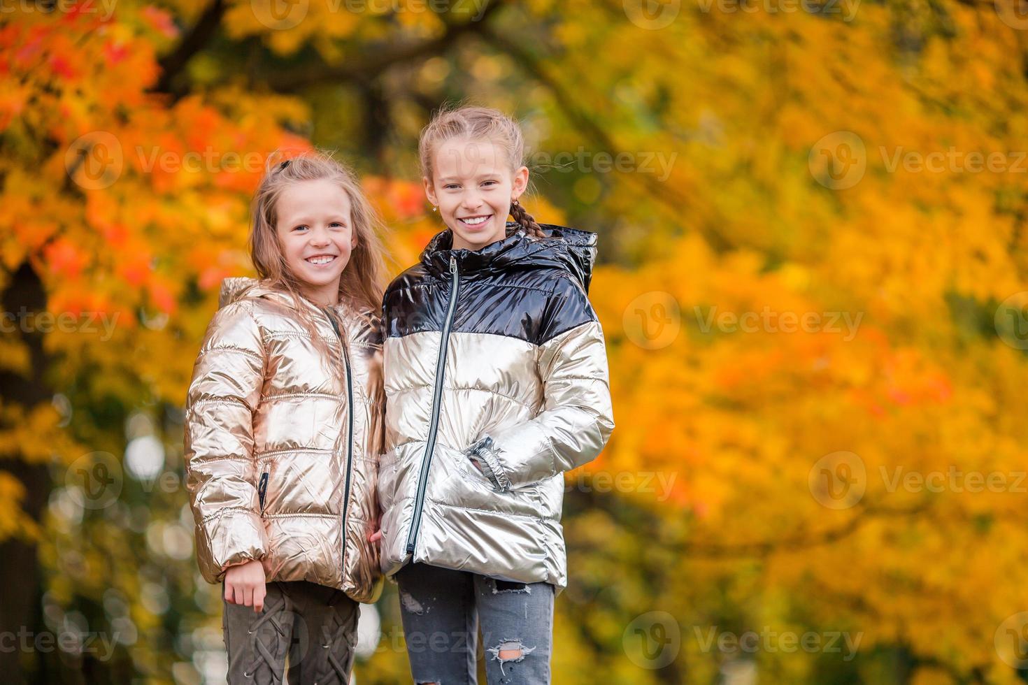 Kleine entzückende Mädchen am warmen sonnigen Herbsttag im Freien foto