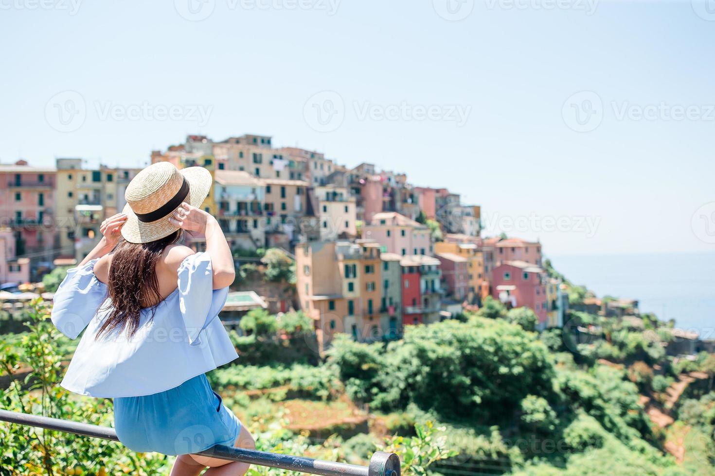 Tourist mit Blick auf die malerische Aussicht auf Manarola, Cinque Terre, Ligurien, Italien foto