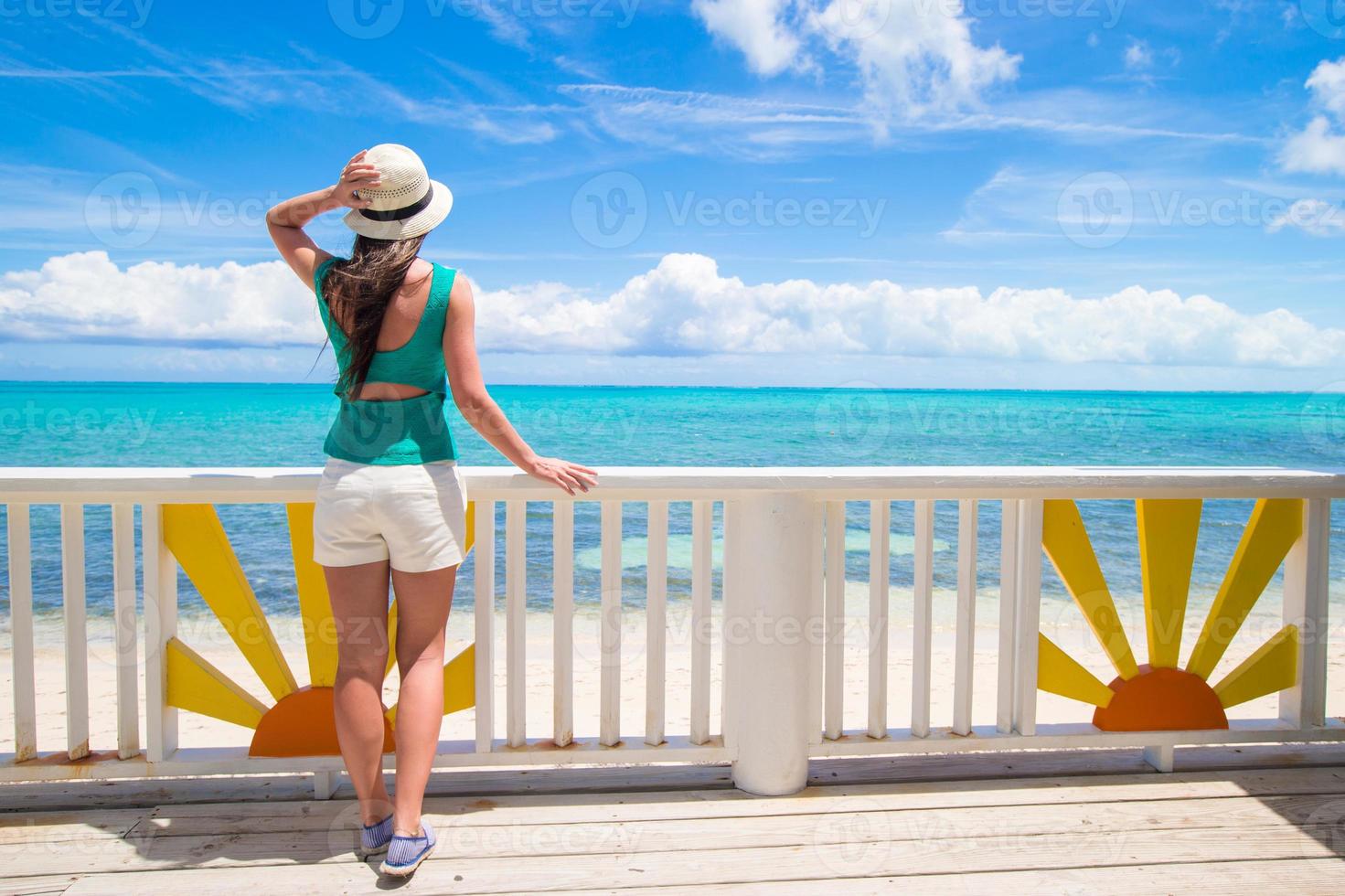 junge Frau an der Küste während der Sommerferien foto