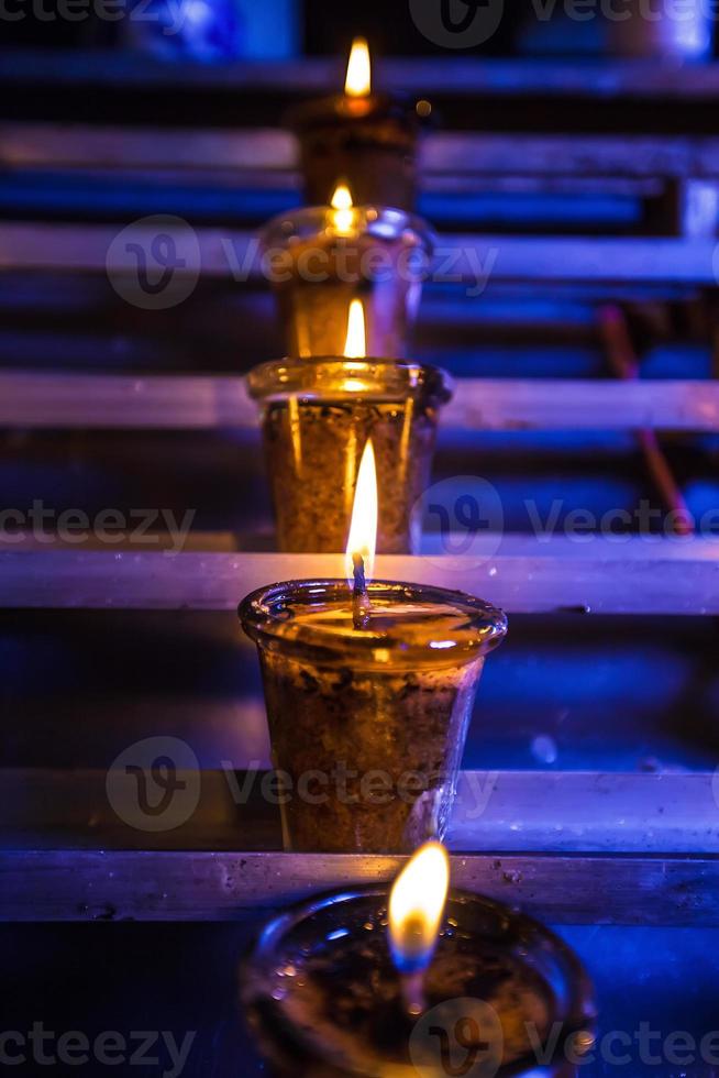 Nahaufnahme von brennenden Kerzen in der katholischen Kirche foto