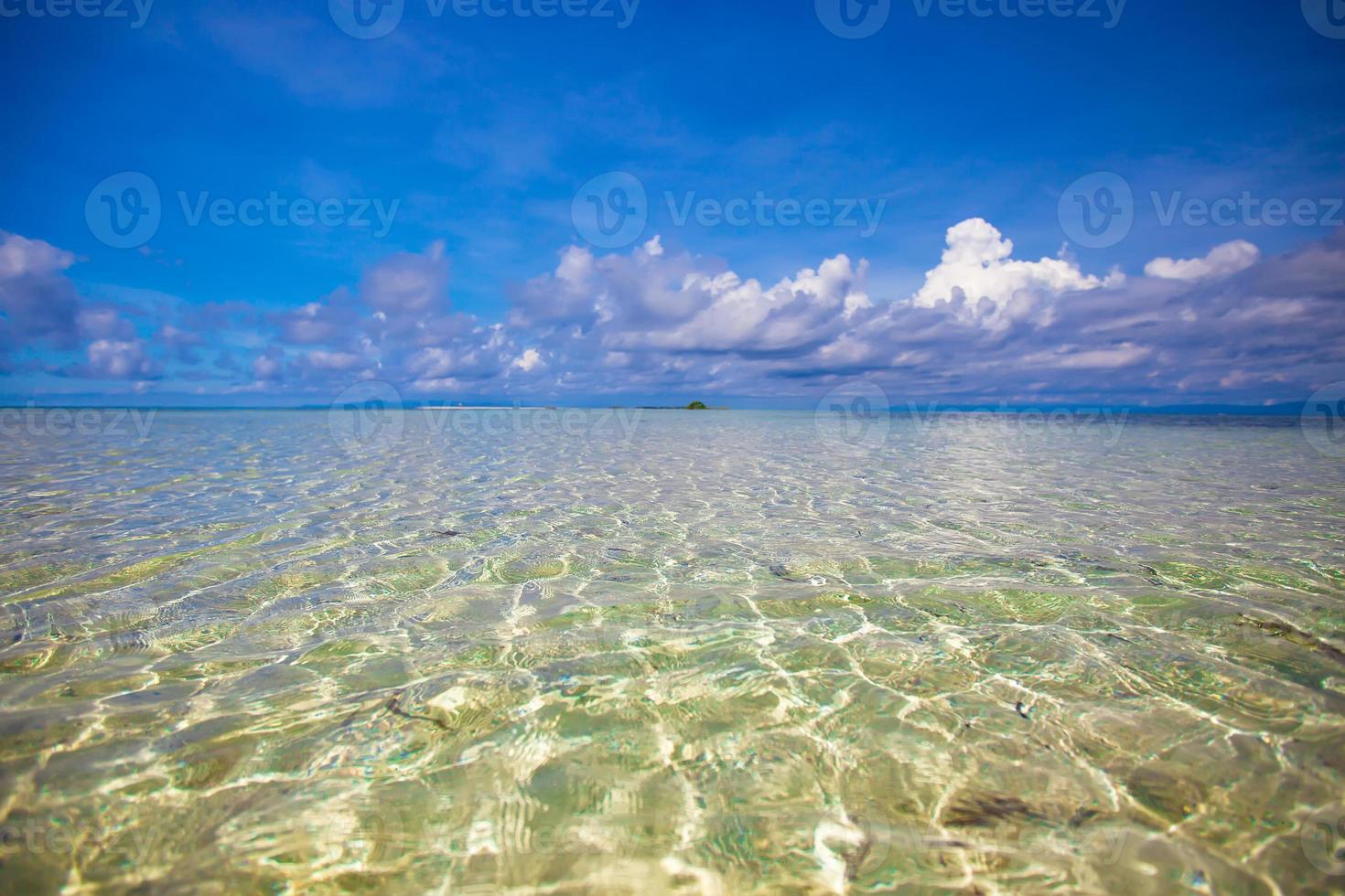 Unglaublich sauberes türkisfarbenes Wasser im Meer in der Nähe der tropischen Insel foto