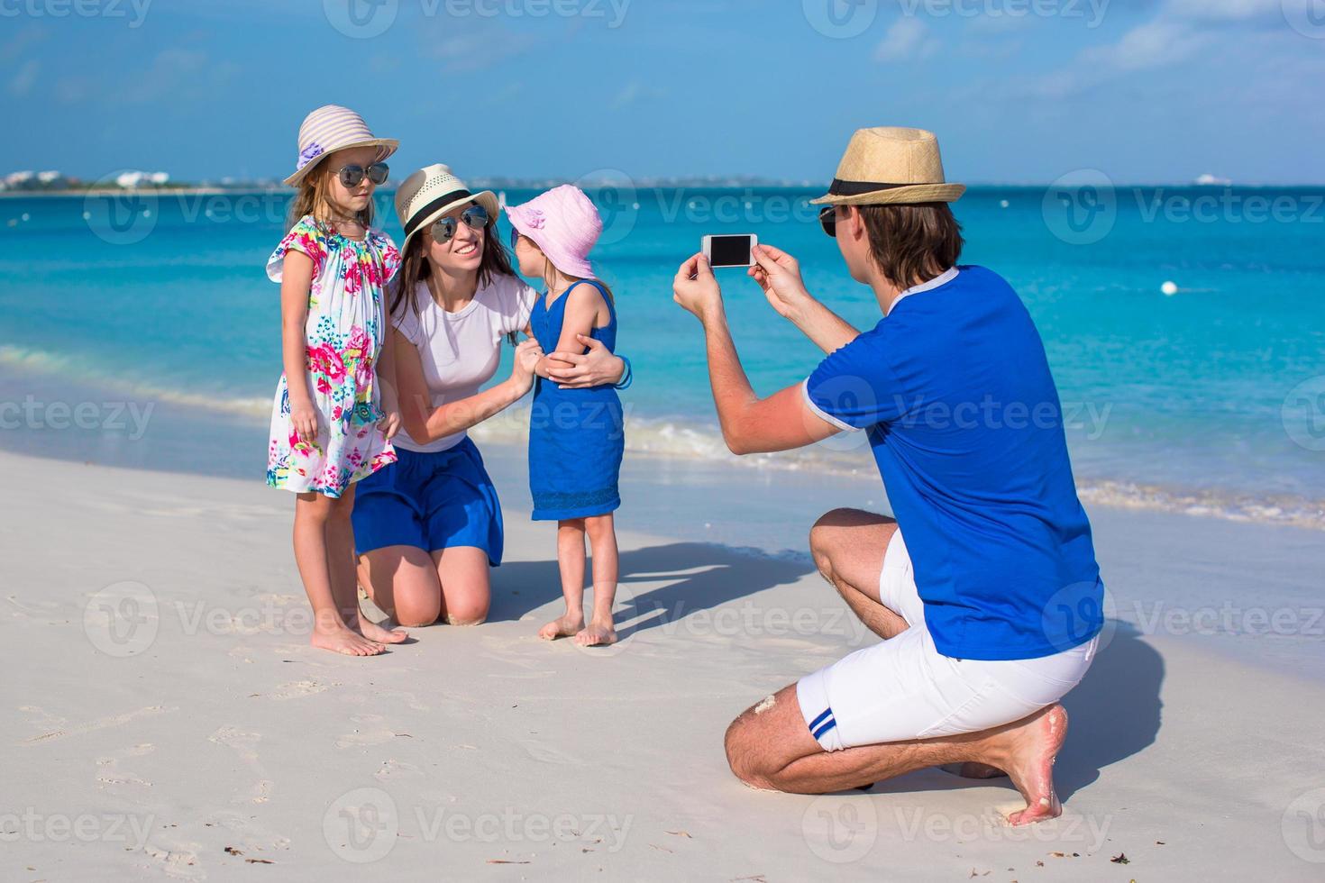 glückliche Familie mit zwei Kindern im Sommerurlaub foto