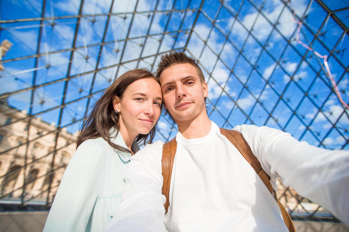 glückliches junges paar, das selfie in paris im europäischen urlaub macht foto