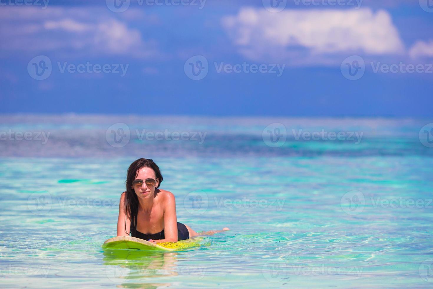 junge surferfrau, die während des strandurlaubs surft foto