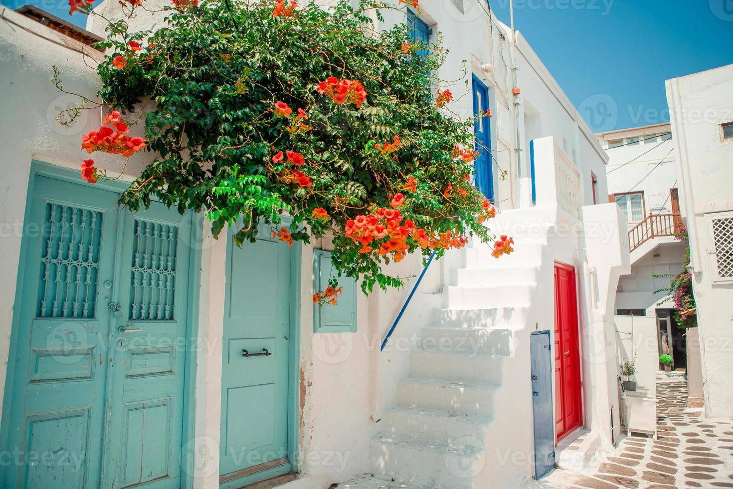 Traditionelle Häuser mit blauen Türen in den engen Gassen von Mykonos, Griechenland. foto