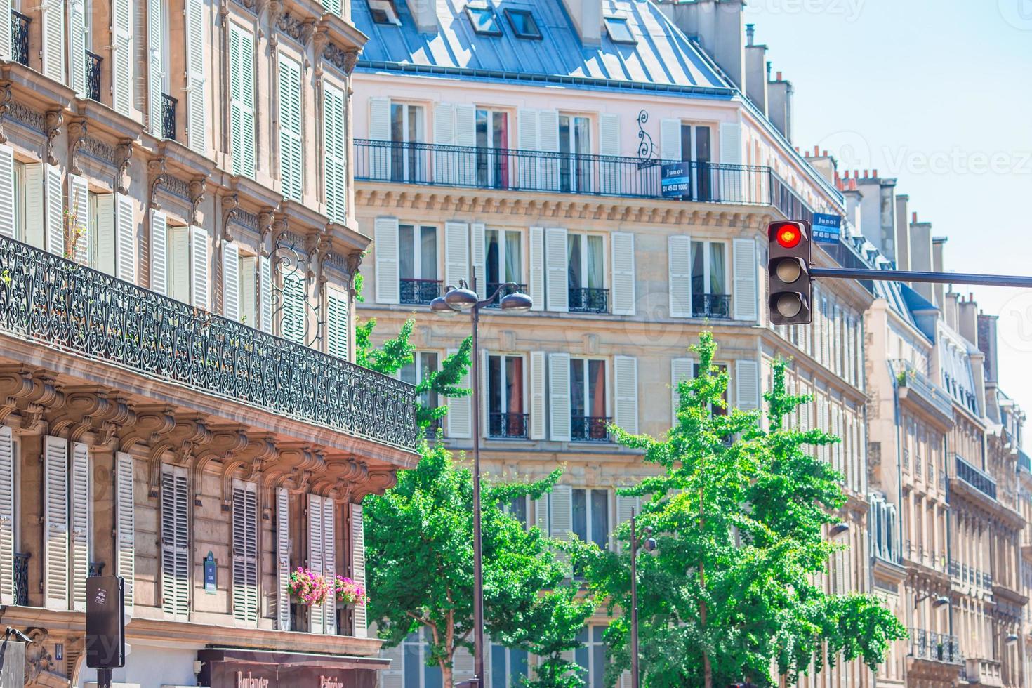 Blick auf schöne europäische Straßen und Häuser in Paris, Frankreich foto