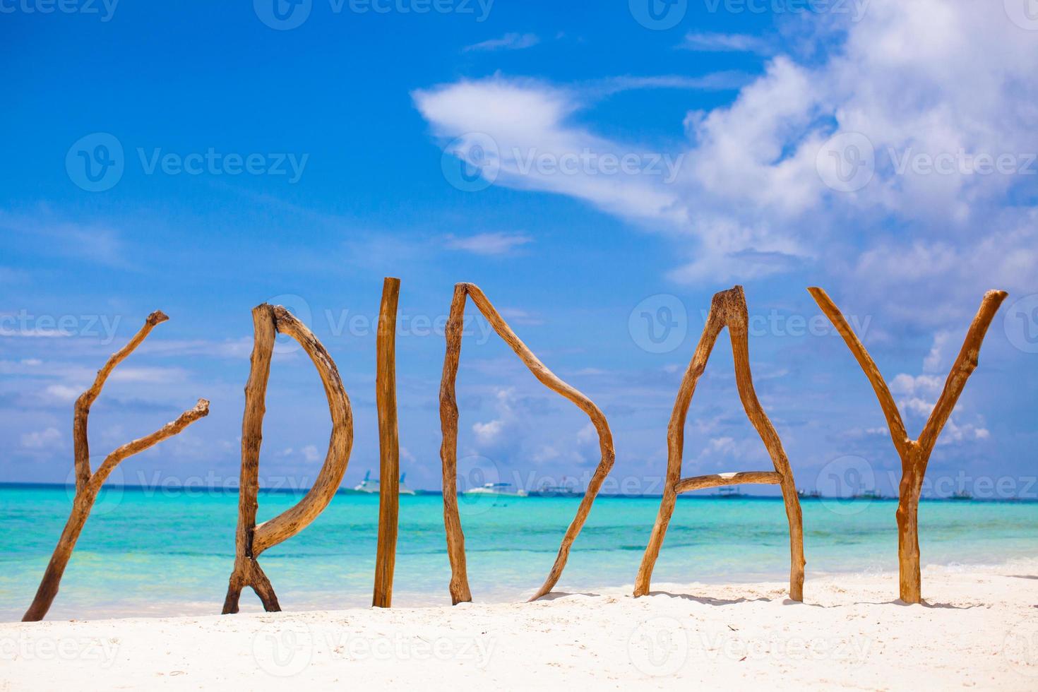 wort freitag aus holz auf boracay island hintergrund türkisfarbenes meer foto