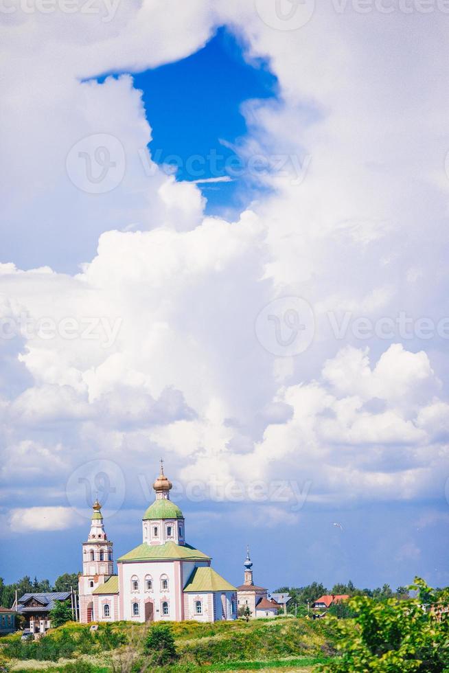 Sommerlandschaft mit Blick auf den Susdaler Kreml. foto