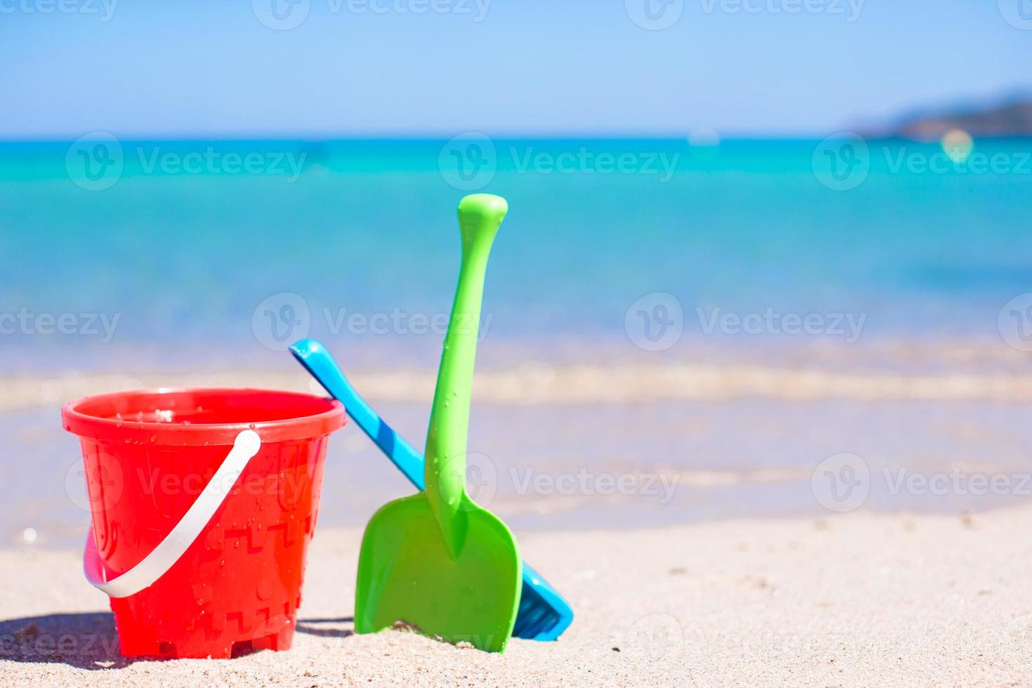 Strandspielzeug für Sommerkinder am weißen Sandstrand foto