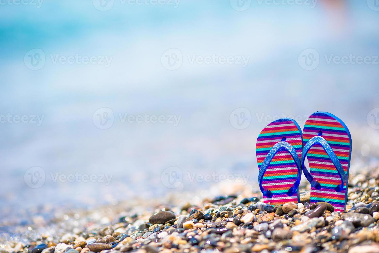 Kinder-Flip-Flop am Strand direkt am Meer foto