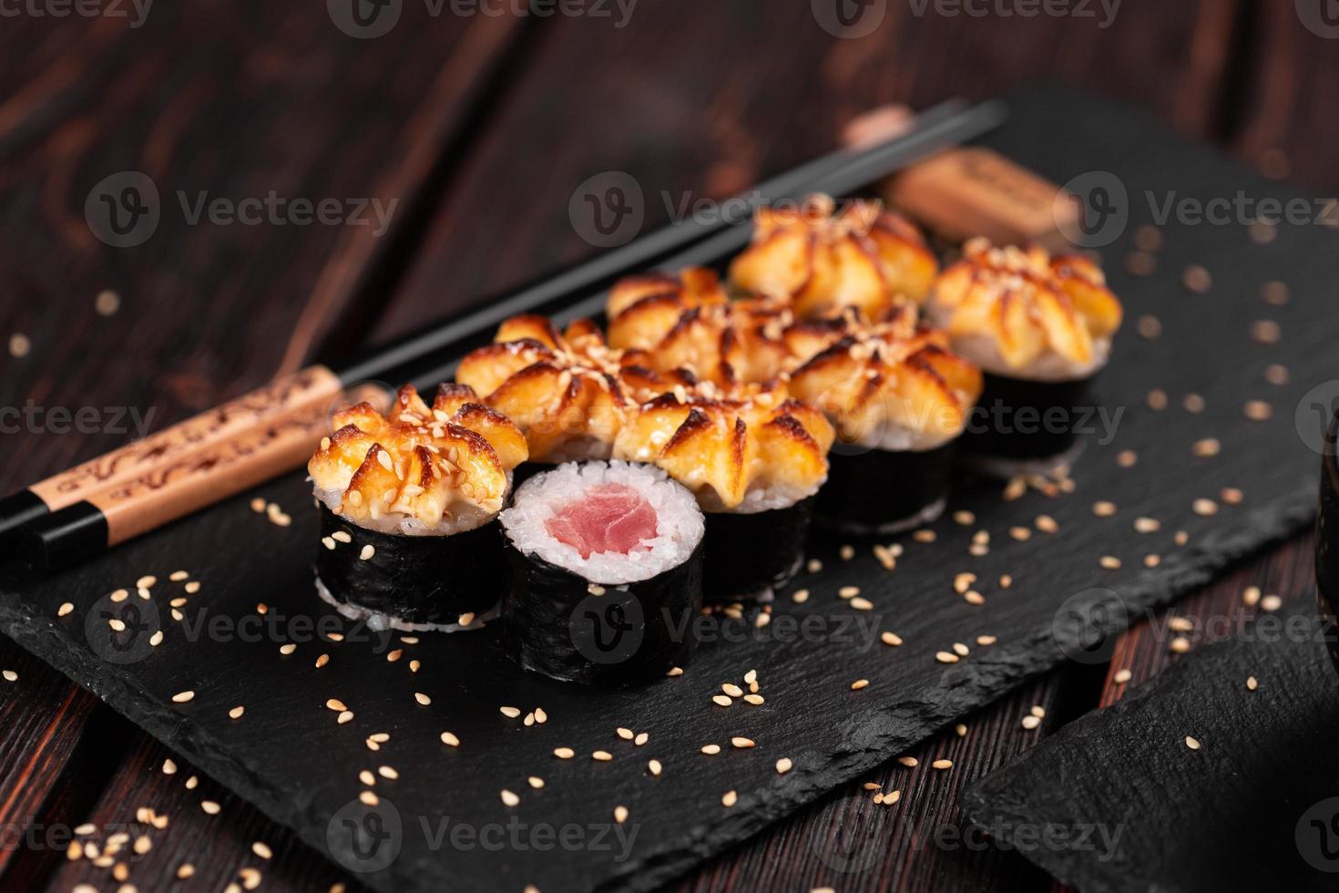 Japanisches heißes Maki-Rollen-Sushi mit Thunfisch - asiatisches Lebensmittelkonzept foto