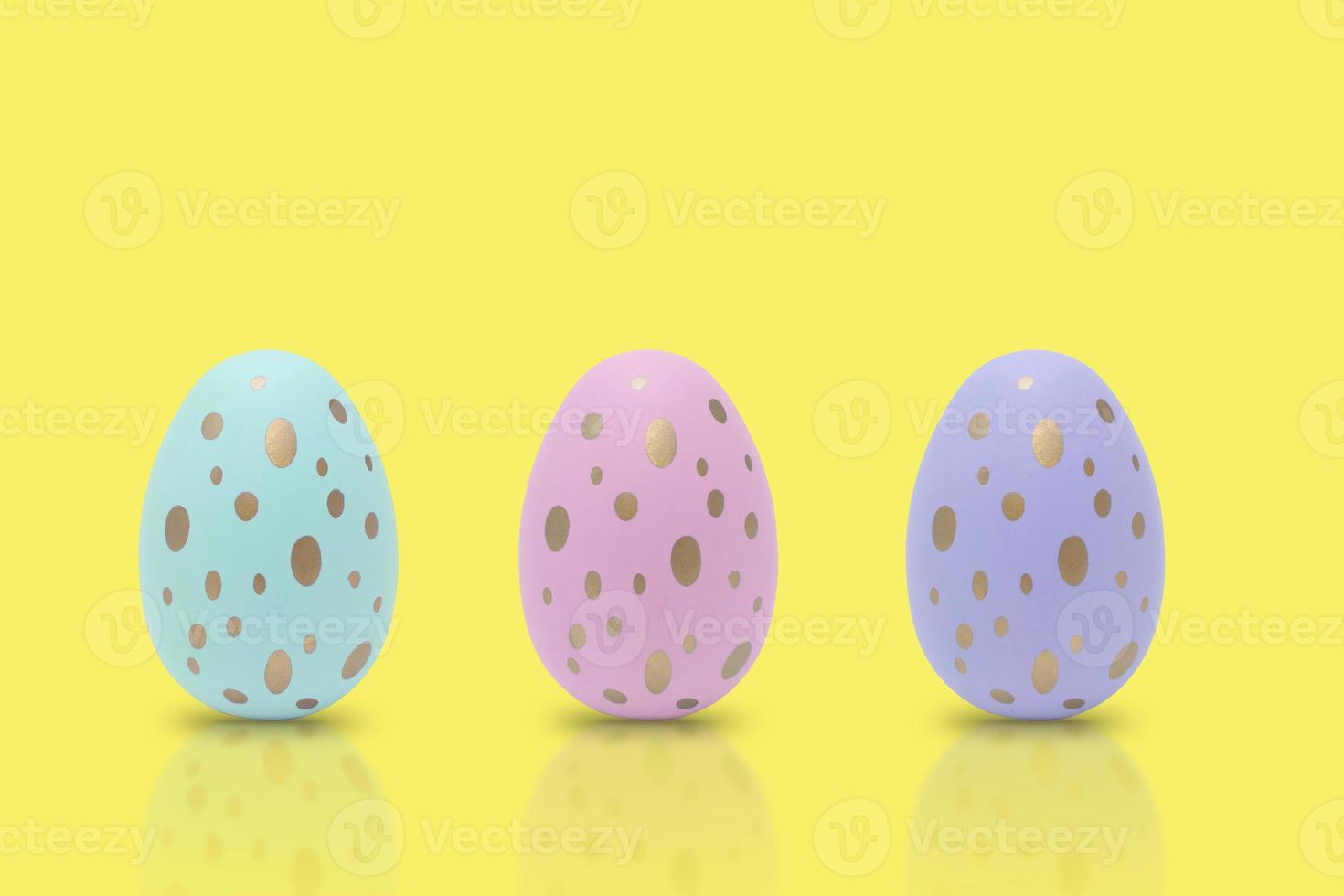 Frohe Ostern. schöne bunte eier mit unterschiedlichem muster auf lila hintergrund. foto