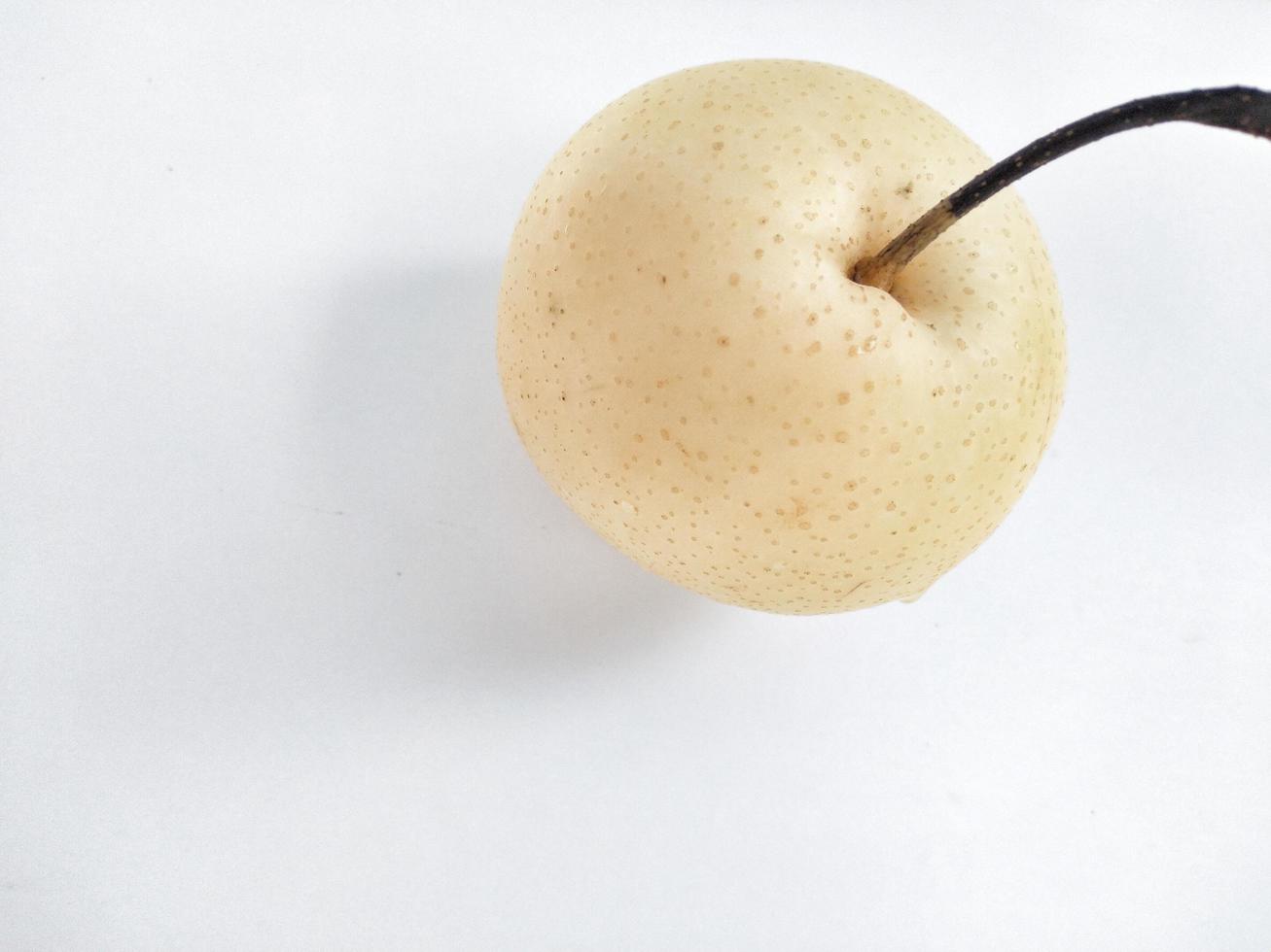 frische gelbe Birnenfrucht lokalisiert auf dem weißen Hintergrund mit Beschneidungspfad. eine der besten isolierten Birnen, die Sie gesehen haben. foto