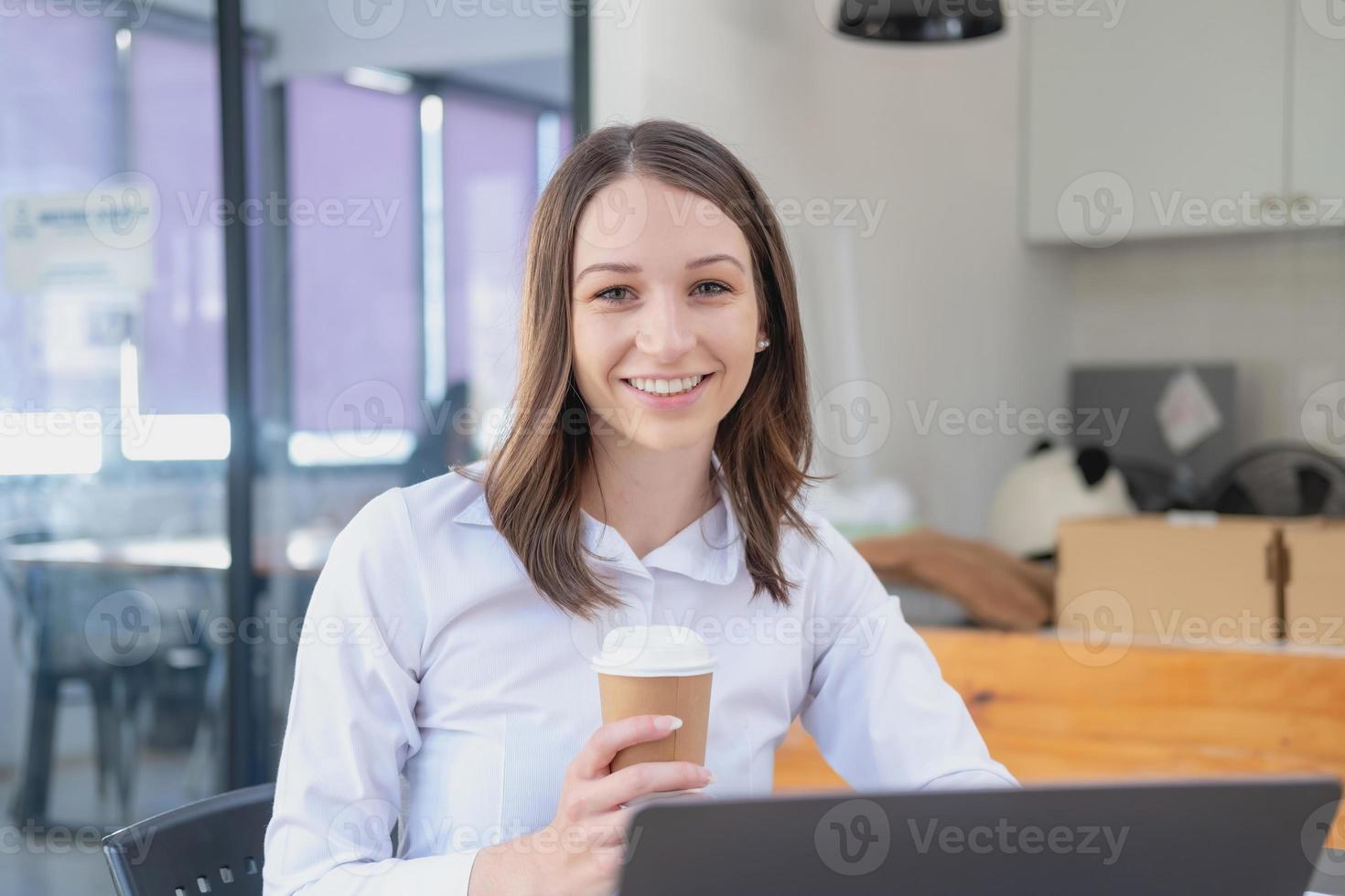 marketing, finanzen, buchhaltung, planung, geschäftsfrauen analysieren unternehmensergebnisse und gewinne mit grafikstatistiken. Verwenden Sie einen Laptop-Computer und einen Taschenrechner, um den Saldo des Unternehmens zu berechnen. foto