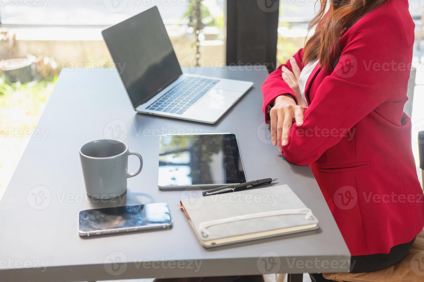 marketing, finanzen, buchhaltung, planung, geschäftsfrauen analysieren unternehmensergebnisse und gewinne mit grafikstatistiken. Verwenden Sie einen Laptop-Computer und einen Taschenrechner, um den Saldo des Unternehmens zu berechnen. foto