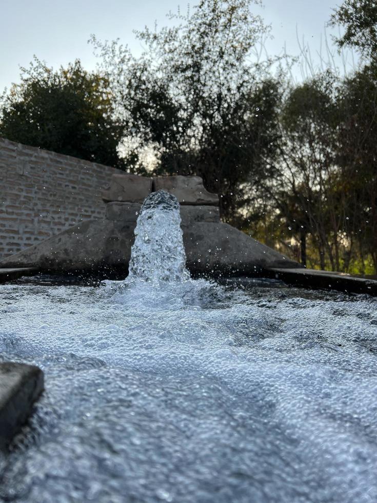 Bewässerungswasserfluss von Rohr zu Kanal für landwirtschaftliche Felder foto