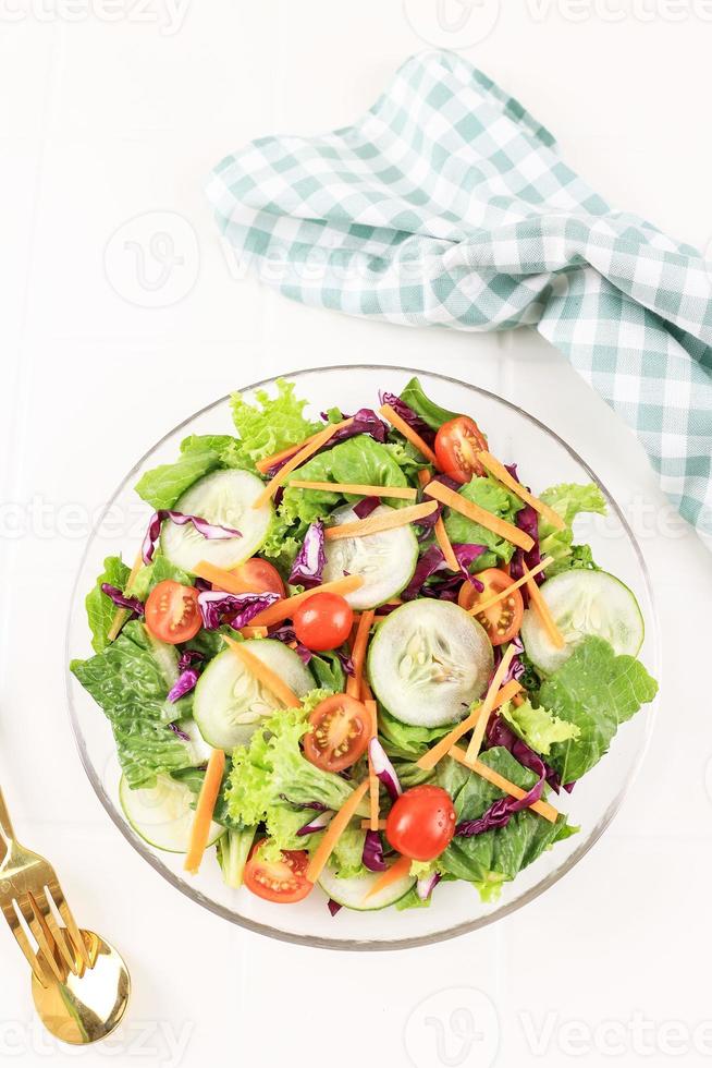 salat aus frischer gurke, kirschtomate, lilakohl, kopfsalat, karotte, mit olivenöl. foto