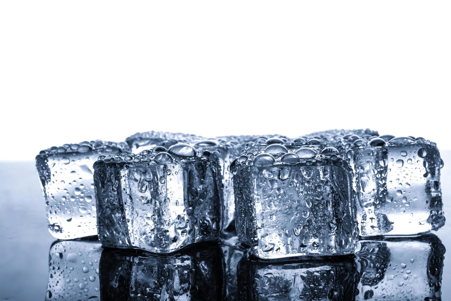 Eiswürfel mit Wassertropfen foto