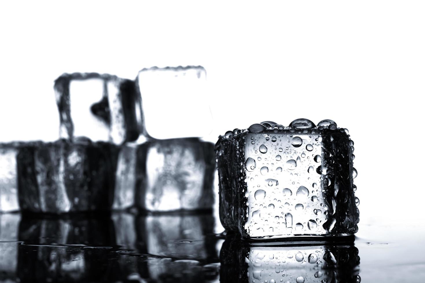 Eiswürfel mit Wassertropfen foto