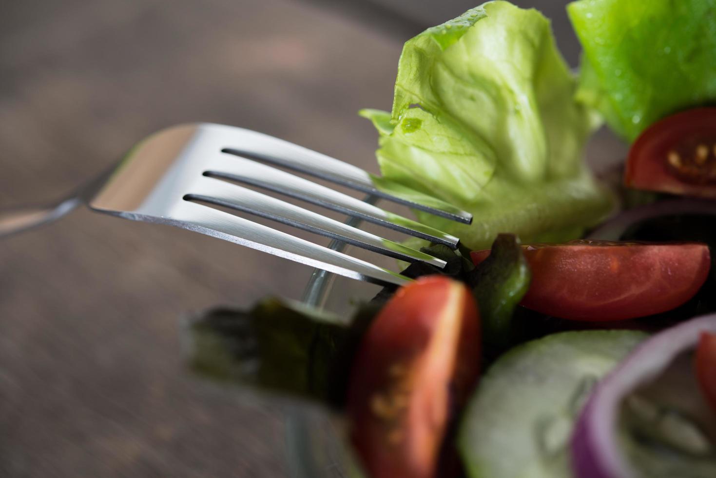 Nahaufnahme von frischem Gemüsesalat foto