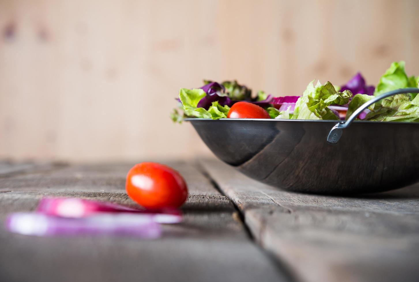 Nahaufnahme von frischem Gemüsesalat foto