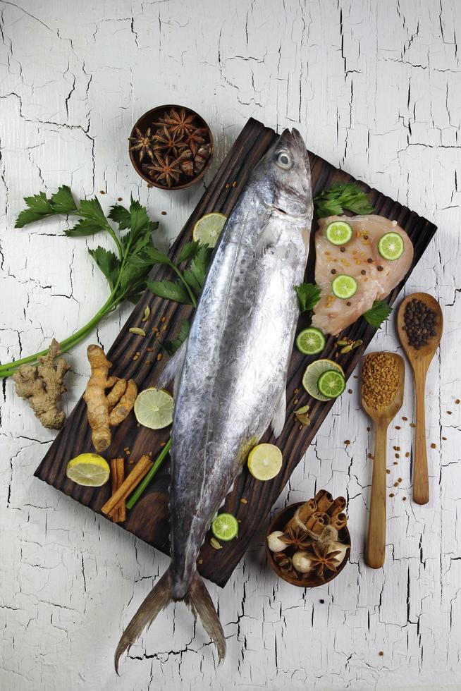 Makrelenfisch und Zutaten für Kochgewürze foto