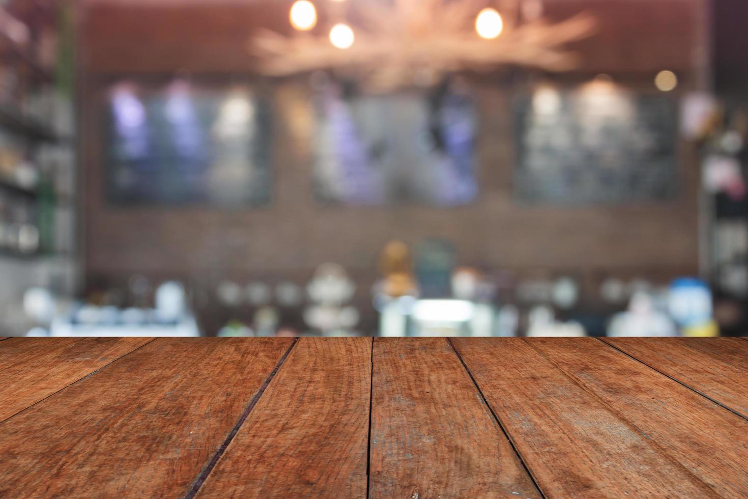 braune Tischplatte mit einem verschwommenen Café foto