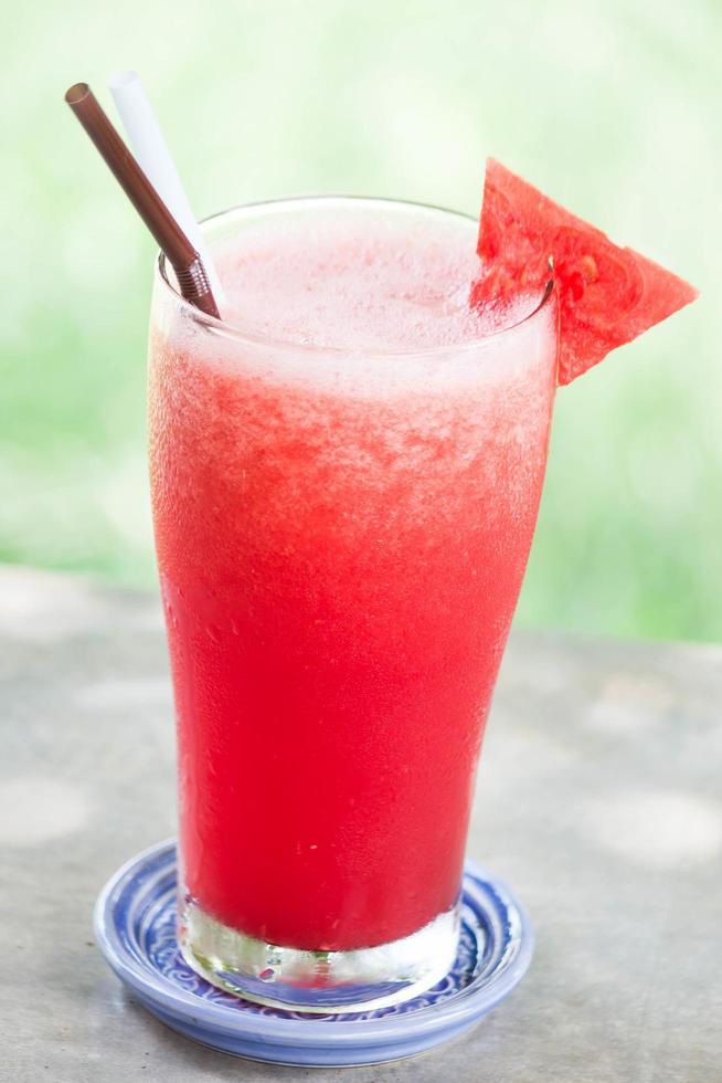 Wassermelonencocktail auf einem Tisch foto