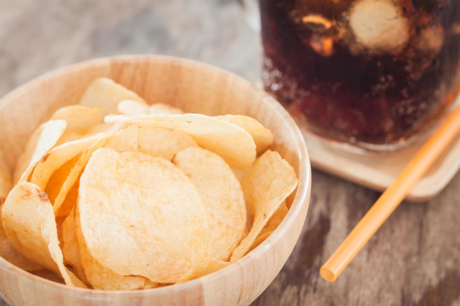 Nahaufnahme von Chips mit einer gefrorenen Cola foto