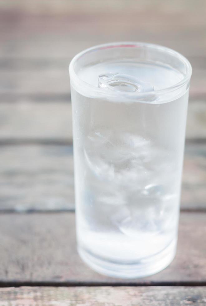 Nahaufnahme eines Glases Wasser mit Eis foto