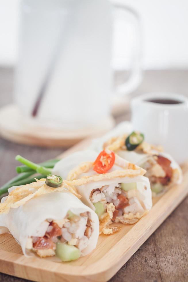 Frühlingsrollen auf einem Holztisch foto