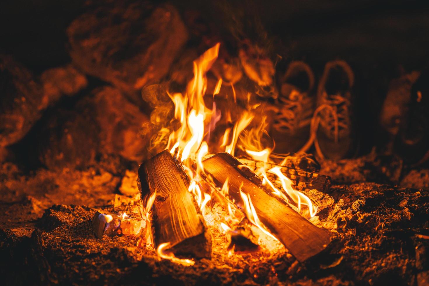 Lagerfeuer in der Nacht foto