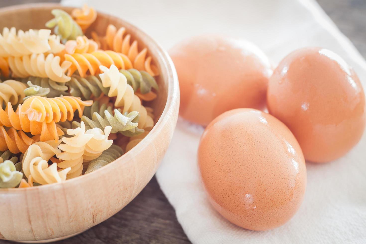 frische Eier auf einem Tuch mit Fusili foto