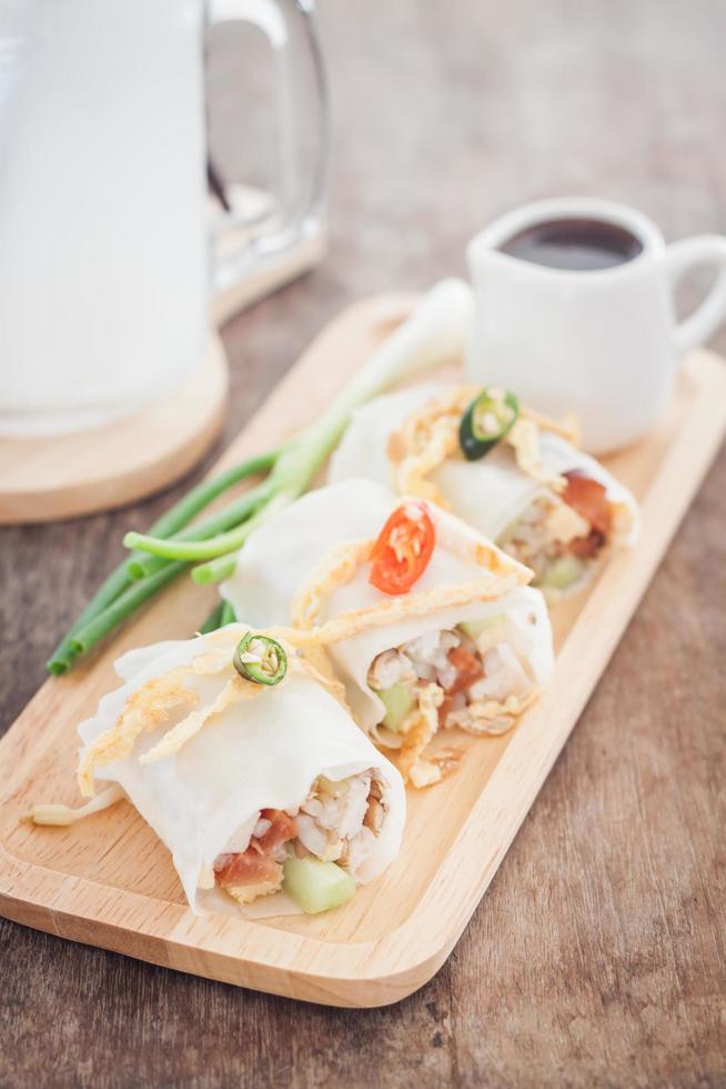 Frühlingsrollen und Sauce auf einem Tisch foto