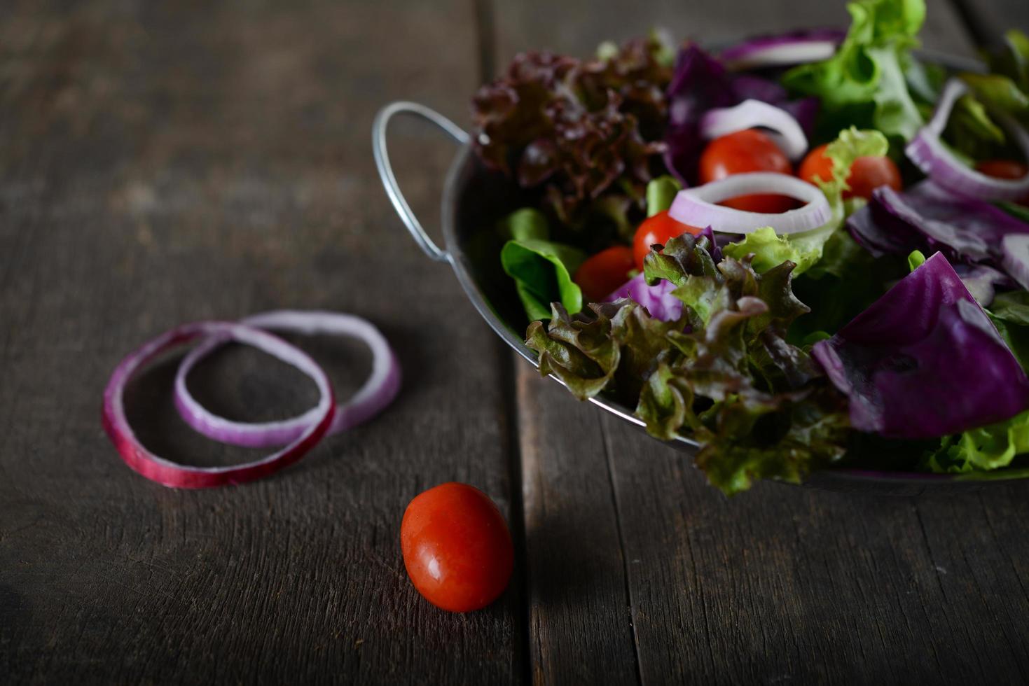 frischer Gemüsesalat mit rustikalem altem hölzernem Hintergrund foto