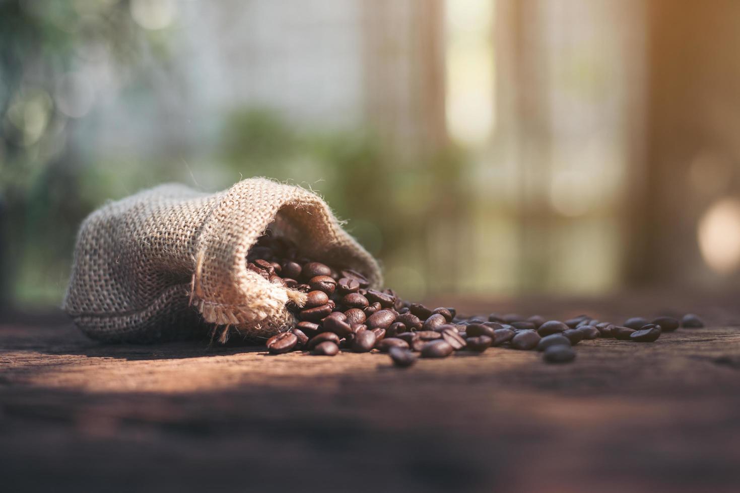 Kaffeebohnen in einem Leinensack foto