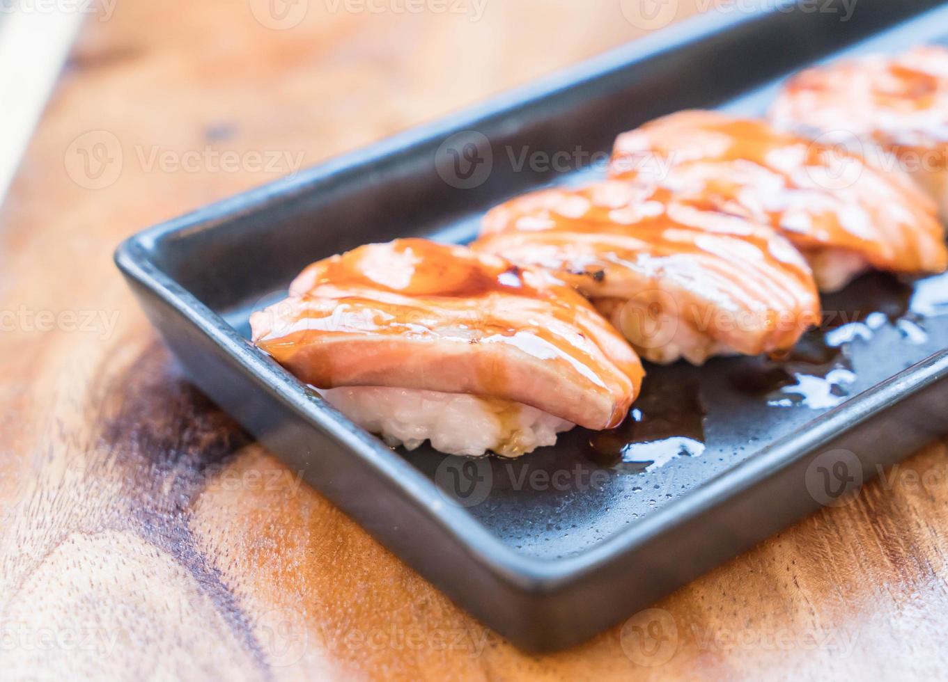 Lachs verbranntes Sushi mit Teriyaki-Sauce foto