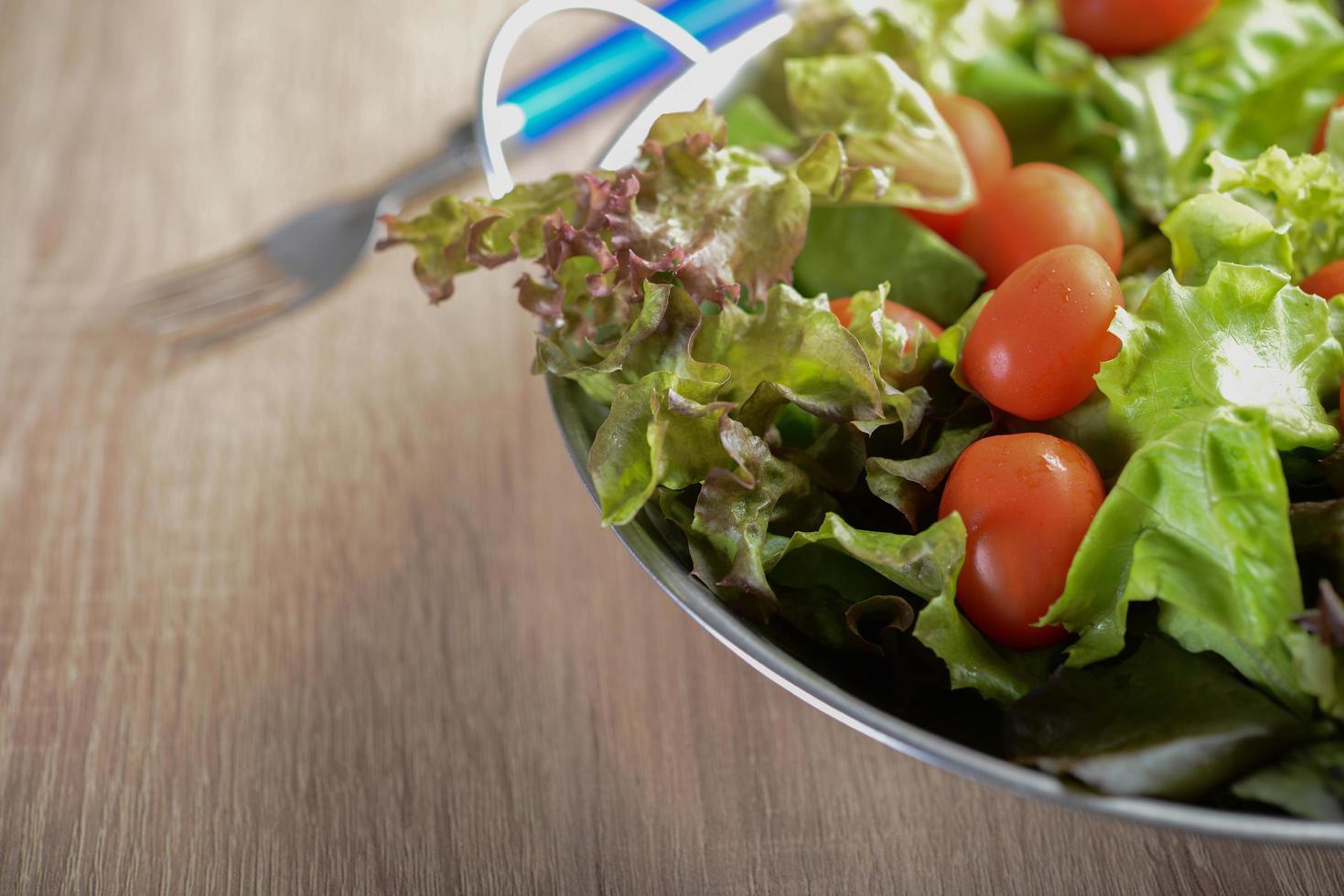 frischer Salat mit Gemüse und Gemüse foto