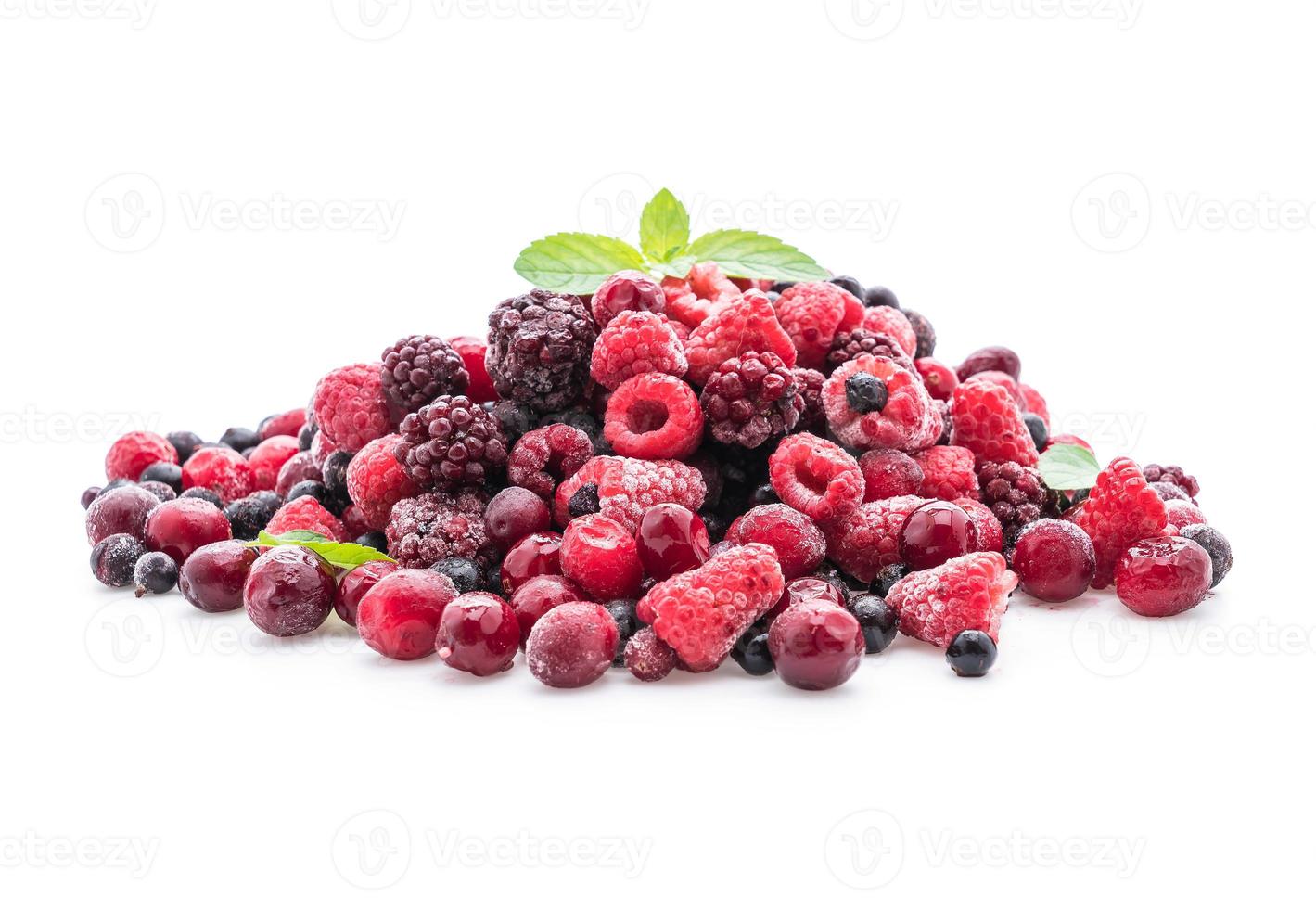 gefrorene gemischte Beeren auf weißem Hintergrund foto