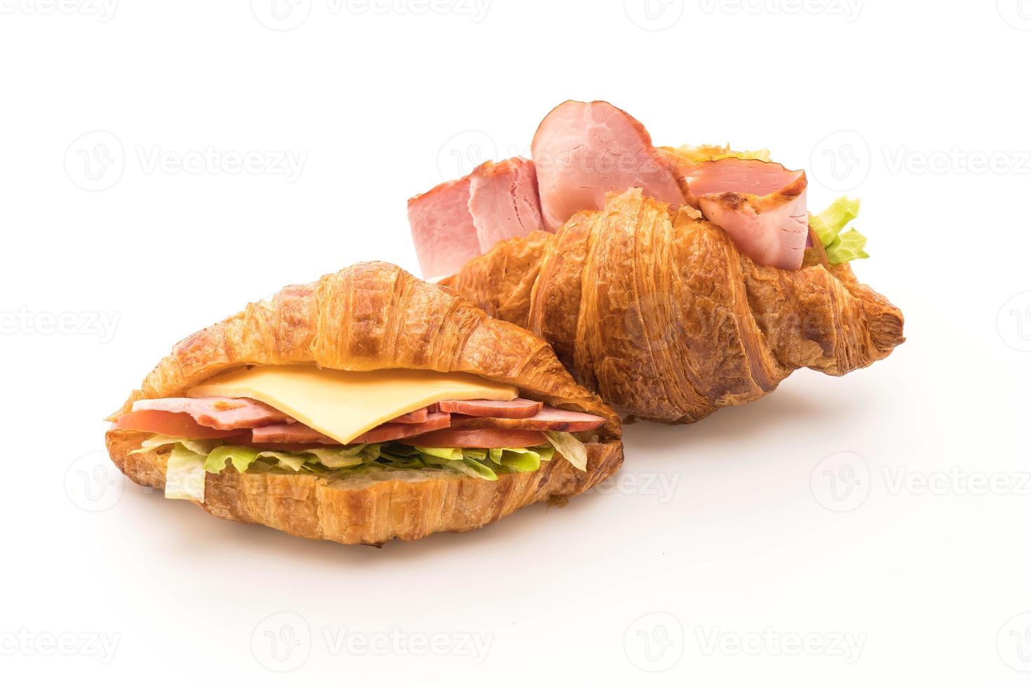 Schinken-Croissant-Sandwich auf weißem Hintergrund foto