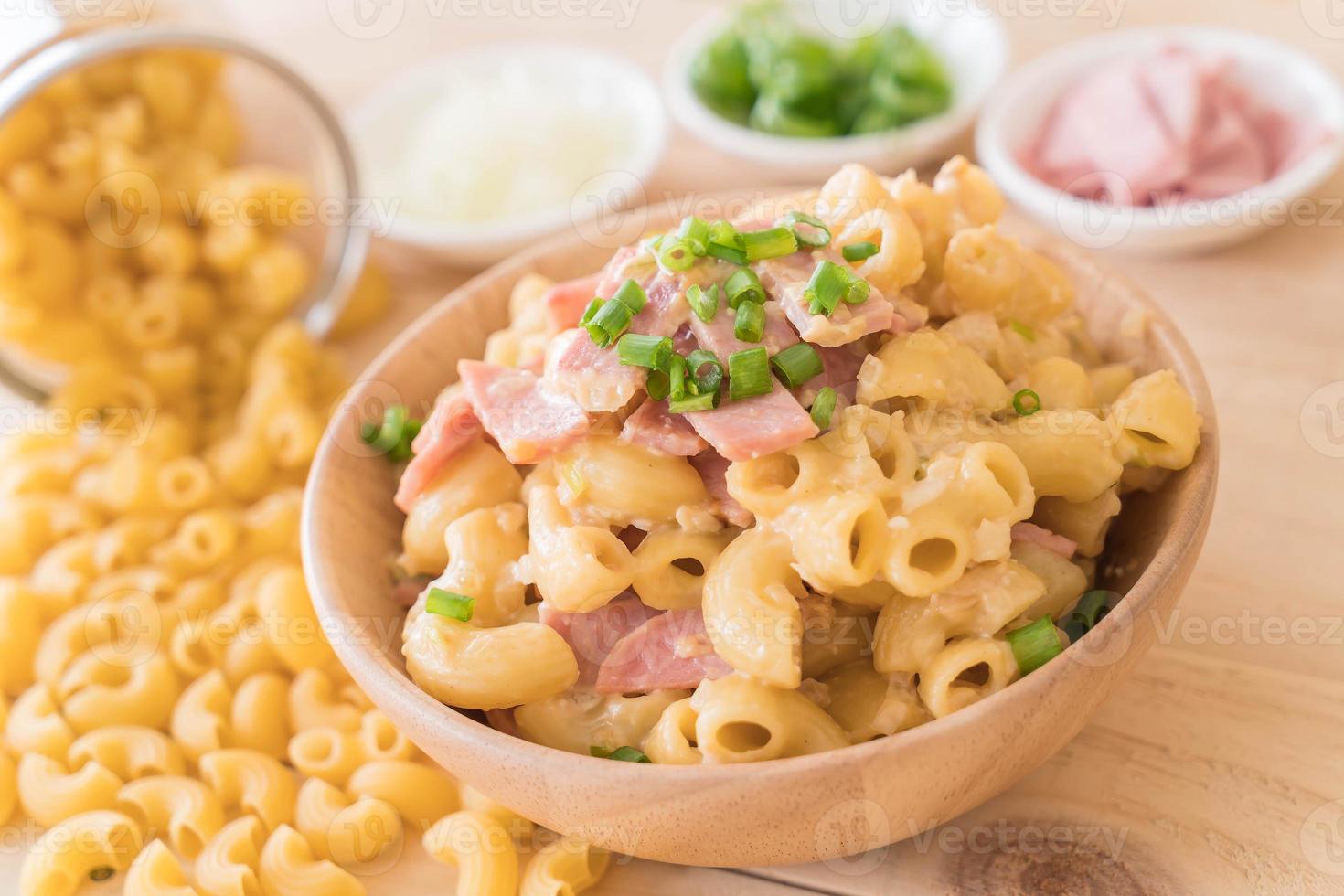 Makkaroni-Käse und Schinken foto