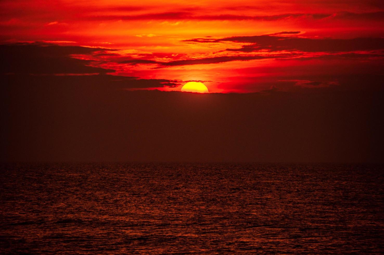 Sonnenuntergang über dem Ozean foto