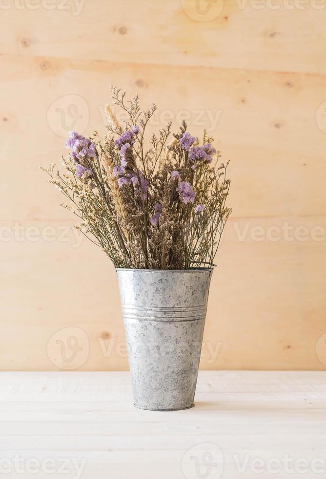 Statice und Caspia Blumen auf hölzernem Hintergrund foto