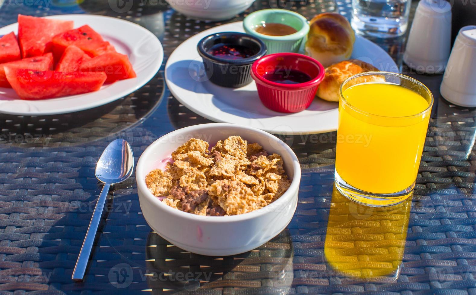 leckeres frühstück mit flocken, getrockneten früchten und einer tasse heißen kaffee foto