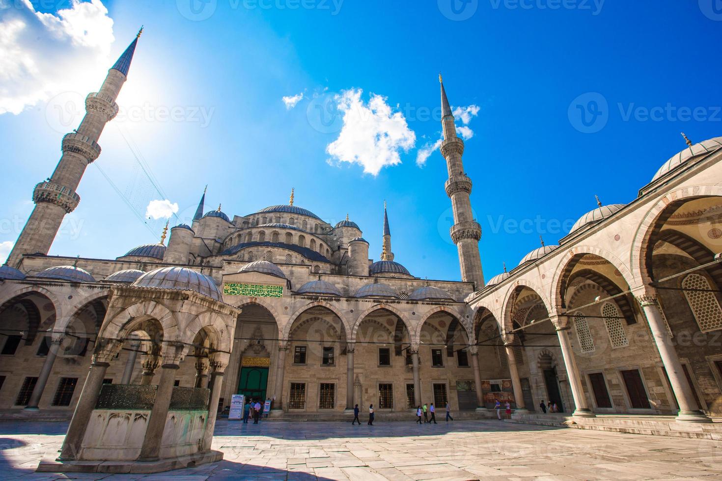 Innenhof der Sultan-Ahmed-Blauen Moschee in Istanbul, Türkei foto