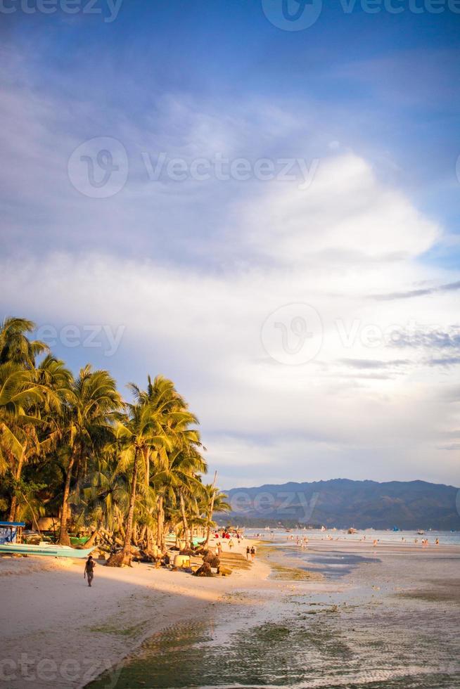 bunter heller sonnenuntergang auf der insel boracay, philippinen foto